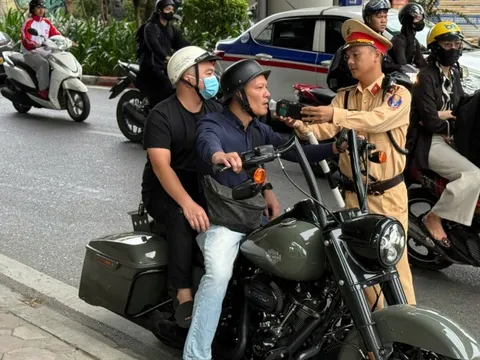 Bị kiểm tra nồng độ cồn nhiều tài xế "năn nỉ, gọi điện cầu cứu"