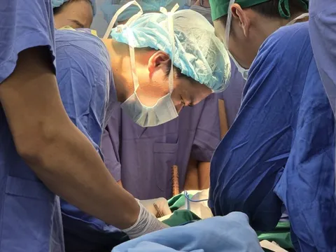 Nghẹt thở cấp cứu nam sinh bị tai nạn hy hữu khi đi chơi cùng bạn