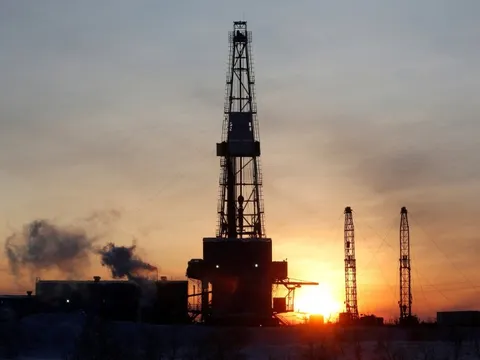 Giá dầu tăng hơn 5%, chứng khoán toàn cầu khởi sắc ngày 24-10