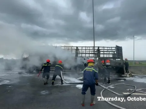 Hiện trường xe tải bị cháy trụi trên tuyến cao tốc Đà Nẵng – Quảng Ngãi