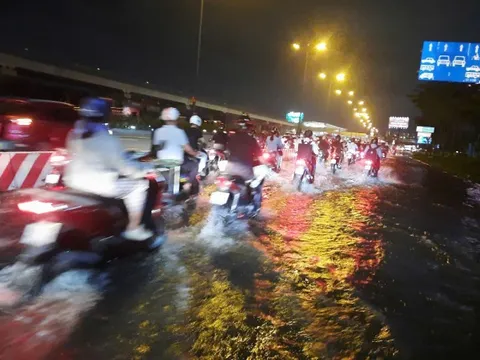 CLIP: Triều cường dâng cao, khu vực cầu Rạch Chiếc ngập sâu, kẹt xe nghiêm trọng