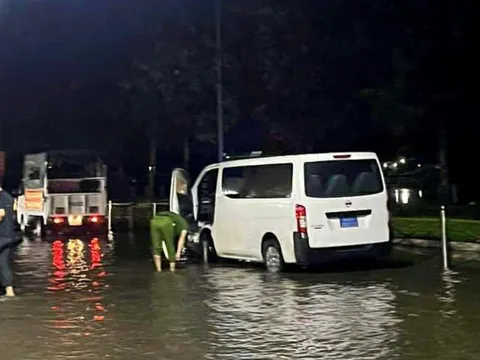 Hai học sinh bị điện giật tử vong, nghi rò rỉ từ điện chiếu sáng công viên khi nước ngập
