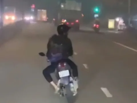 Phát hoảng với người đàn ông "đánh đu" tính mạng trên Quốc lộ 13