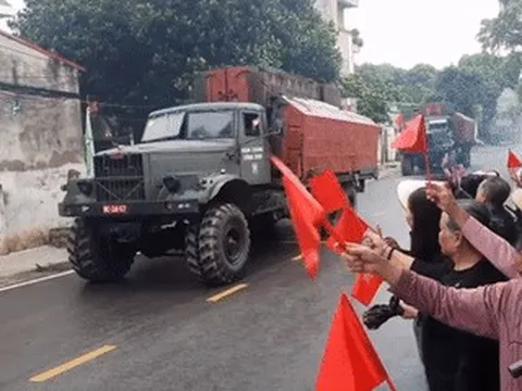 Người dân Phú Thọ xúc động tiễn Lữ đoàn 249 sau 1 năm vận hành cầu phao Phong Châu