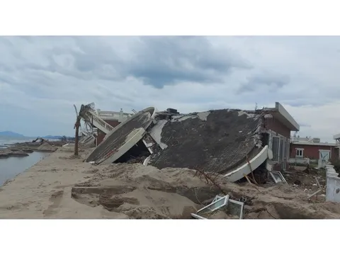 Cận cảnh hàng loạt biệt thự giáp biển ở Hà Tĩnh bị bão Bualoi đánh sập