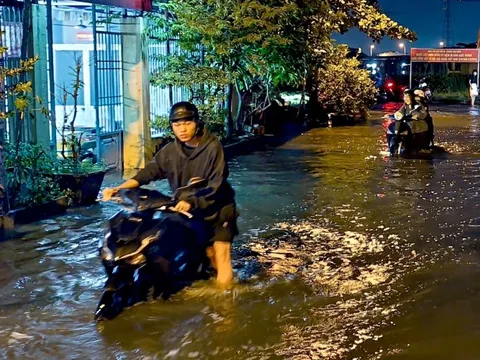 Triều cường TP.HCM dâng cao, may là không có mưa