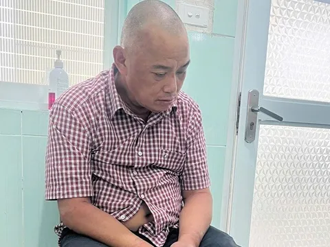 Bắt đối tượng cầm dao gí vào cổ cháu bé, đâm Đại uý công an bị thương