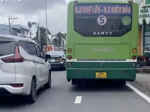 TP HCM: Xử phạt tài xế xe buýt chiếm đường của người đi xe máy
