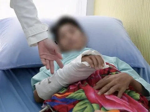 Lấy 40cm tĩnh mạch cứu chân cho chàng trai 17 tuổi