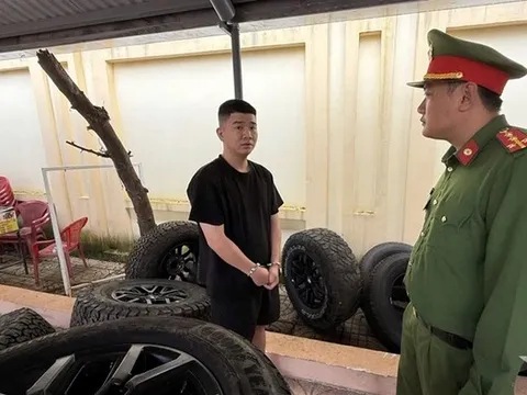 Bắt thanh niên chuyên trộm bánh xe ô tô Ford Ranger