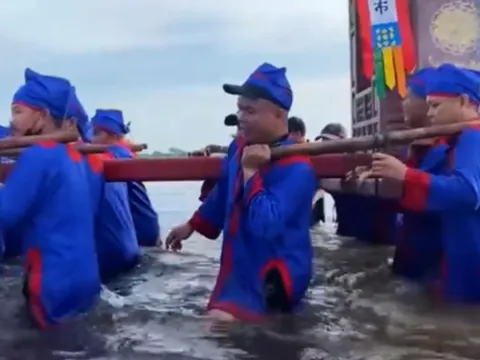 VIDEO: Xót xa cảnh đưa tang trong mưa lũ ở Huế