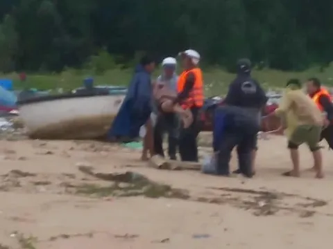 Tìm thấy thi thể 2 thiếu niên bị sóng cao ập vào cuốn trôi khi tắm biển