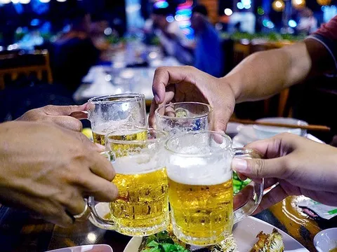 Uống bia rượu sau giờ làm: Để chia sẻ, kết nối công việc hay là tệ nạn?