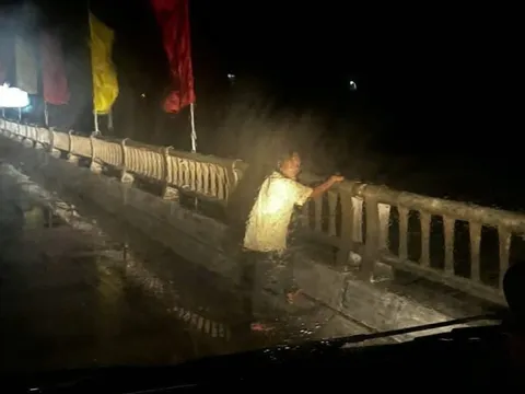 Danh tính người phụ nữ đứng trên cầu lúc 1 giờ sáng