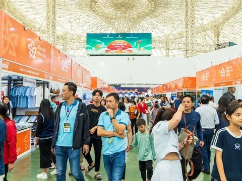 Lượng khách đông kỷ lục ngay ngày đầu tiên của Hội chợ Mùa Thu 2025