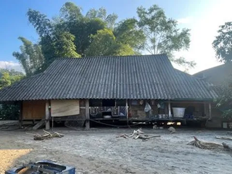 'Mỏ vàng' trôi vào bản sau cơn lũ, xã lập tổ 10 người thay nhau canh gác