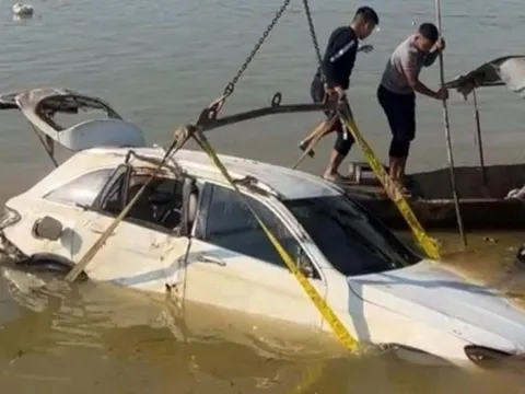 Xe sang Mercedes “mất tích” nhiều ngày trong trận lũ lụt kinh hoàng được tìm thấy dưới sông