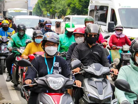 Xe nối đuôi suốt ngày đêm, đường Nguyễn Tất Thành 'oằn mình' vì quá tải