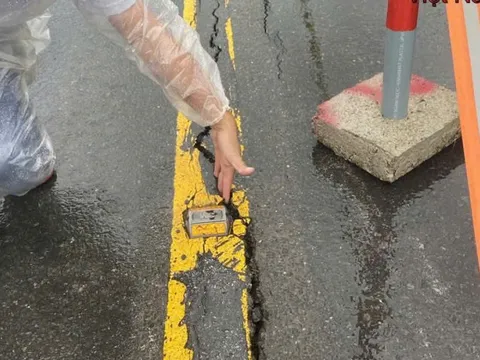 Xuất hiện vết nứt hàng chục mét trên cao tốc La Sơn - Túy Loan, mưa dữ dội