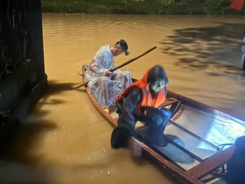 Mưa to, thủy điện xả nước, người dân Đà Nẵng chạy lũ trong đêm