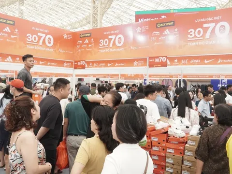 Du khách nườm nượp mua sắm ở Hội chợ Mùa thu, nhiều gian hàng giảm giá tới 70%
