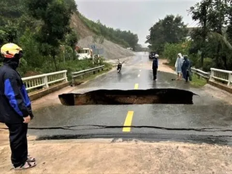'Hố tử thần' xuất hiện trên cầu sau mưa lớn ở Đà Nẵng, nuốt chửng xe máy