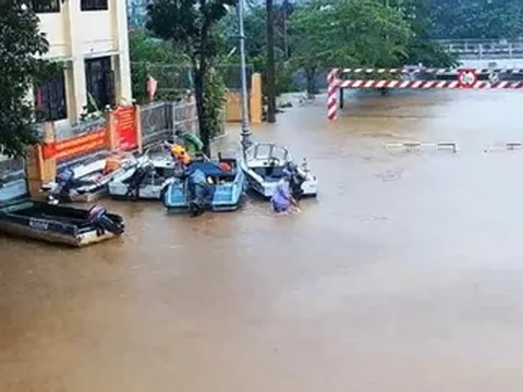 Mưa đặc biệt to gây ngập nặng ở Huế, còi hú báo lũ vang khắp thành phố