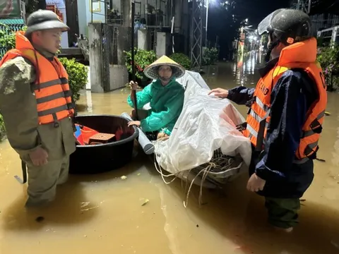 Thủ tướng chỉ đạo ứng phó khẩn cấp mưa lũ ở miền Trung