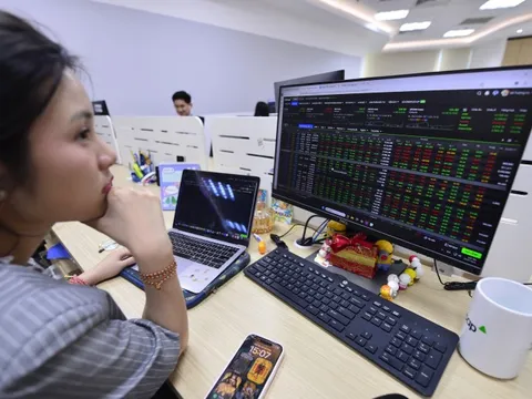 Chứng khoán giảm mạnh 30 phút cuối phiên giao dịch ngày 27-10