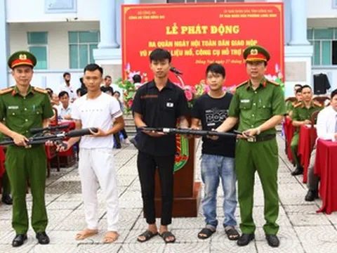 Tưởng bị phạt khi nộp vũ khí, người dân bất ngờ nhận quà chăm sóc sức khỏe