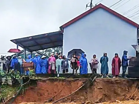 Mưa lớn, sạt lở, lũ bủa vây, nhiều xã ở Quảng Ngãi cho học sinh nghỉ học, di dời dân