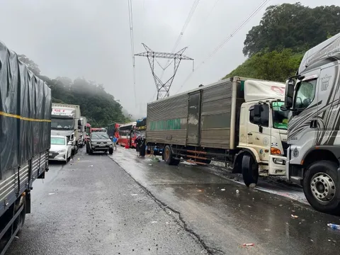 CLIP: Đèo Lò Xo đang sạt lở nặng, Quốc lộ 14 tê liệt