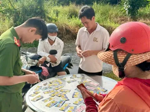 Băng qua dòng nước lũ, người phụ nữ bán vé số bị cuốn trôi cùng xe máy