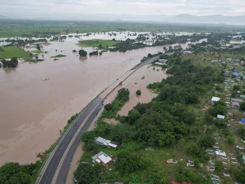 Hình ảnh Quốc lộ 1 đoạn qua Lâm Đồng có nơi ngập từ 0,5 đến 1m, xe cộ tê liệt