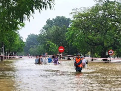 Dự báo thời tiết 28/10/2025: Huế vẫn mưa dữ dội, miền Bắc có nơi trời rét