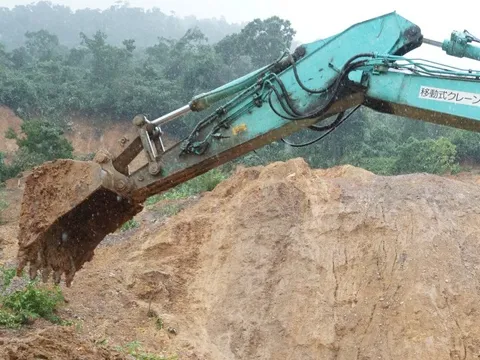 Lạnh gáy hiện trường đồi đất ập xuống cao tốc La Sơn - Hòa Liên