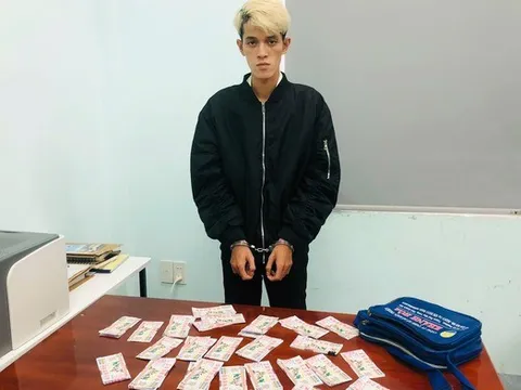 Bắt kẻ vờ hỏi mua rồi bất ngờ giật 460 tờ vé số cùng túi xách của người khuyết tật