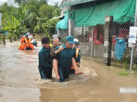 Nước lũ dâng nhanh, công an, dân quân Lâm Đồng cõng dân ra khỏi vùng nguy hiểm