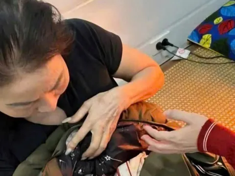 Tìm người thân của bé sơ sinh bị bỏ rơi cạnh bờ mương, người tím tái