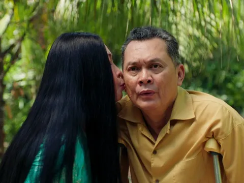 NSƯT Hữu Châu hết hồn vì nụ hôn của NSND Hồng Vân