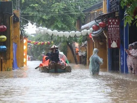 Hội An ngập trong biển nước, người dân hối hả dọn đồ chạy lũ