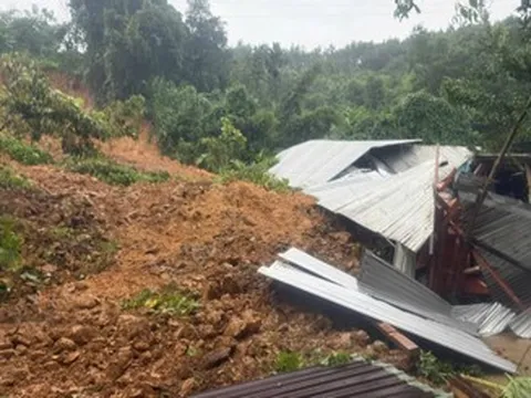 Nghe tin nhà bị vùi lấp, chỉ huy trưởng quân sự xã vẫn miệt mài đi chống lũ