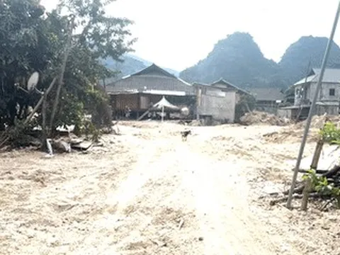 Ngỡ ngàng khung cảnh ngôi làng có 'mỏ vàng' trôi về sau mưa lũ