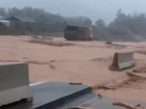 Nước lũ ào ạt tràn qua cao tốc La Sơn – Túy Loan, giao thông tê liệt