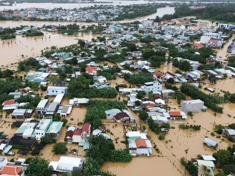 Flycam toàn cảnh 'rốn lũ' Đại Lộc ven sông Vu Gia chìm trong biển nước