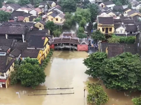 Chùm ảnh phố cổ Hội An mênh mông trong biển nước