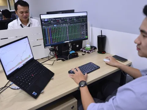 Chứng khoán gây bất ngờ cuối phiên, khối ngoại trở lại gom ròng nghìn tỉ