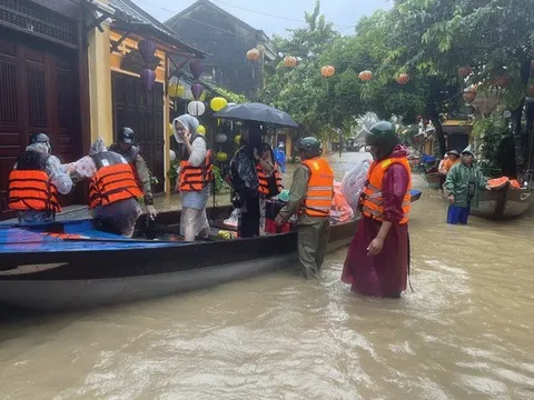 Vì sao TP Huế, Đà Nẵng và nhiều tỉnh miền Trung xảy ra đợt mưa đặc biệt lớn và kéo dài tới khi nào?