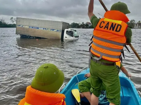 Bất chấp cảnh báo, tài xế "liều mạng" băng qua dòng nước lũ ở Quảng Trị