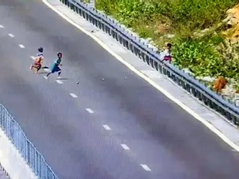 3 thiếu niên đi bộ vào đường cao tốc chặn ô tô, ném đá 'cho vui'